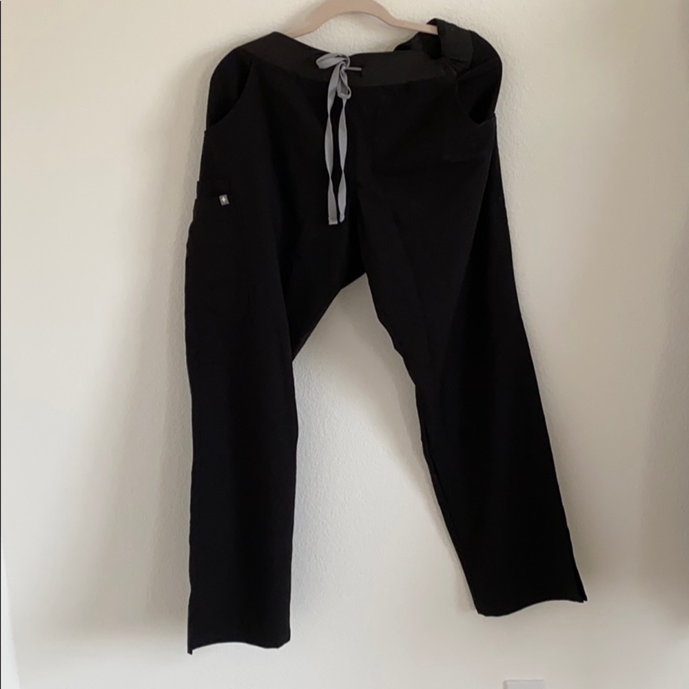 FIGS Kade Cargo Scrub Pants in Black (Regular)